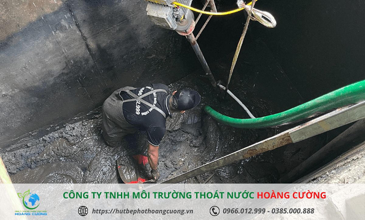 Một bể phốt bị tắc nghẽn