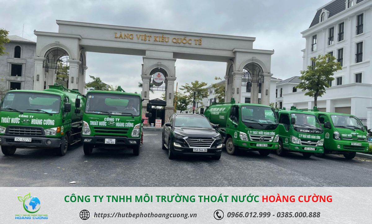 Một người đang kiểm tra bể phốt