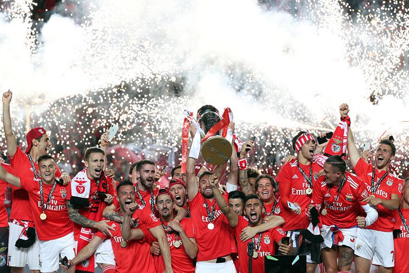 Benfica celebrate winning the 2018/19 Primeira Liga title