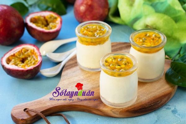 Đun nóng kem và sữa cho panna cotta