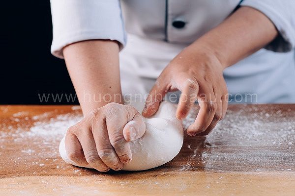 Nhào bột làm bánh bao chay