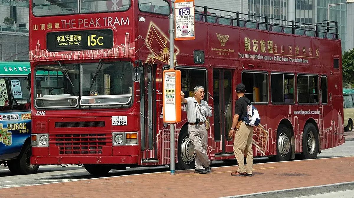 Ilustrasi mimpi, bus