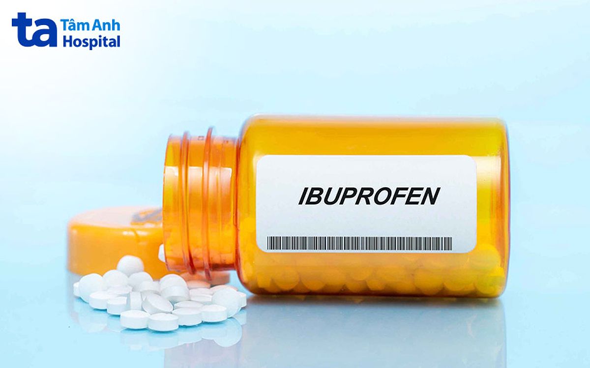 Ảnh thuốc điều trị nội khoa ibuprofen, thường được sử dụng để giảm đau trong trường hợp căng cơ bắp chân.