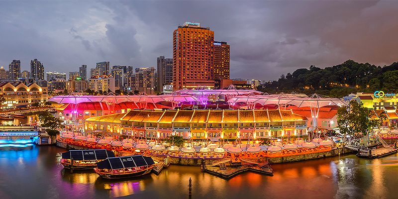 Clarke Quay terkenal dengan kehidupan malam yang ramai dan jalanan berwarna-warni.