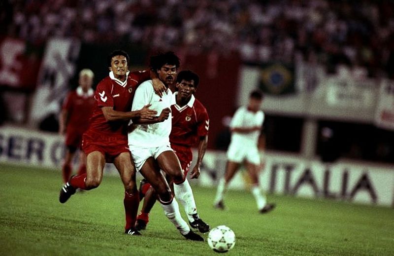 Eusébio cầu nguyện tại mộ Guttmann trước trận chung kết năm 1990