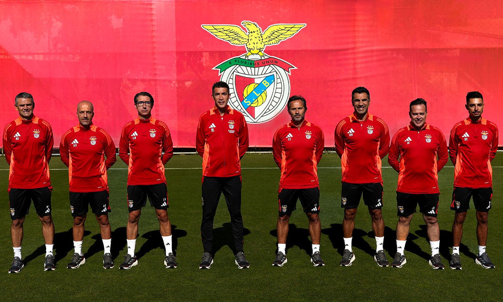 Hình ảnh huấn luyện viên trưởng Bruno Lage và ban huấn luyện của câu lạc bộ bóng đá Benfica.