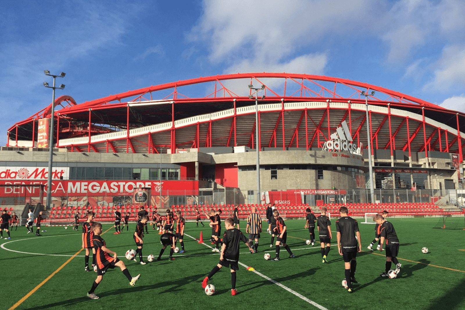 Hình ảnh nhóm du lịch bóng đá Benfica đang tập luyện tại sân tập Ciaxa Futebol Campus.