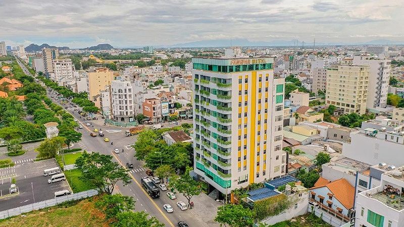 Khách sạn Fansipan có hồ bơi và view biển tuyệt đẹp, thu hút du khách đến nghỉ dưỡng.