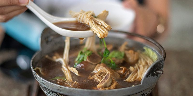 Món súp sườn heo Singapore (Bak Kut Teh) với hương vị thanh ngọt đặc trưng