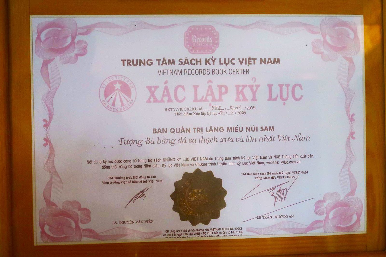 Patung Bà Chúa Xứ, dianggap sebagai patung tertua di Vietnam.