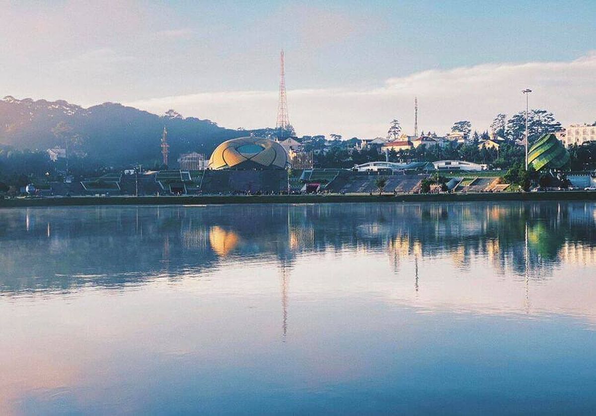 Pemandangan indah di alun-alun Lam Vien dan danau Xuan Huong