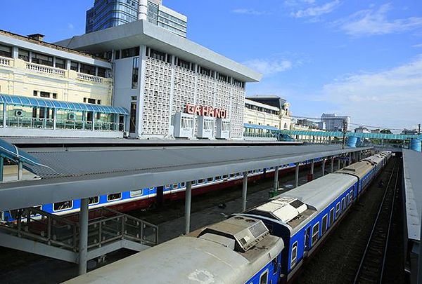 Pemandangan keseluruhan stasiun Ga Hà Nội, menampilkan area sekitar.