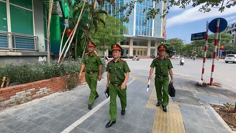 Polisi dari kecamatan Dịch Vọng Hậu melaksanakan pemeriksaan dan penegakan hukum terkait ketertiban kota.