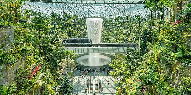 Sân bay quốc tế Changi, với khu phức hợp Jewel Changi, luôn thuộc top đầu sân bay đẹp nhất thế giới