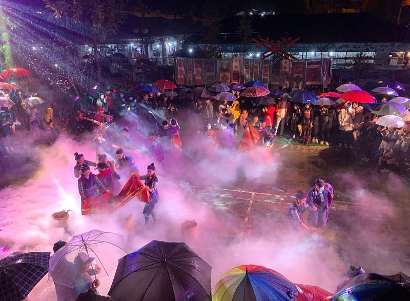 Suasana Chợ Đêm Sapa yang ramai