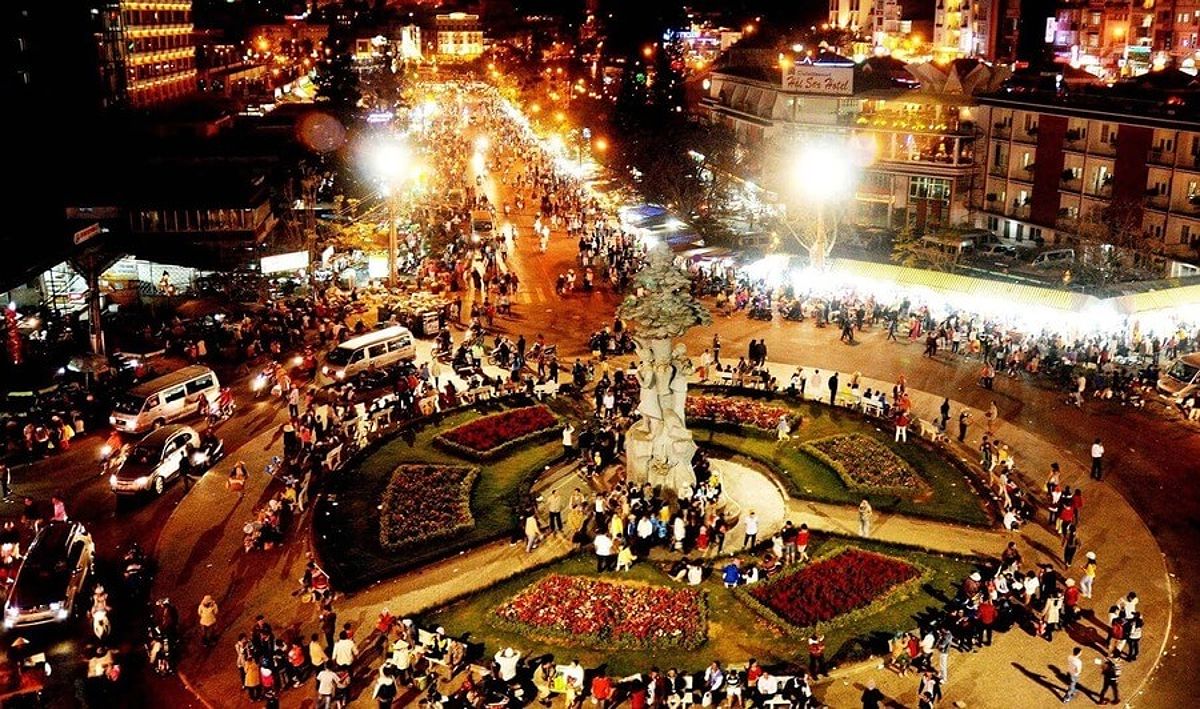 Suasana meriah di pasar malam Da Lat