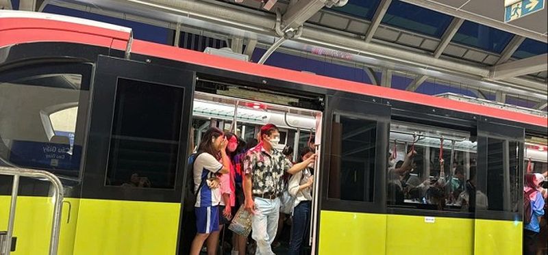 Tampak dari kereta metro Nhổn- Ga Hà Nội yang tiba-tiba berhenti di stasiun Lê Đức Thọ pada sore hari tanggal 24/10.