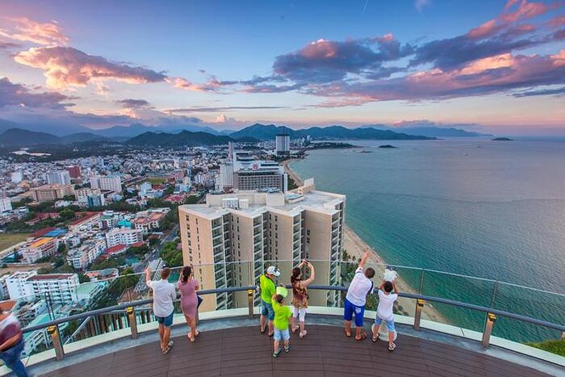 Cảnh biển Nha Trang với đường bờ biển dài và cát trắng.