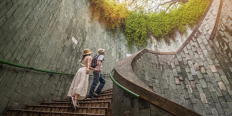 Cảnh check-in "nấc thang lên thiên đường" nổi tiếng tại công viên Fort Canning, một địa điểm lịch sử và yên tĩnh giữa lòng thành phố