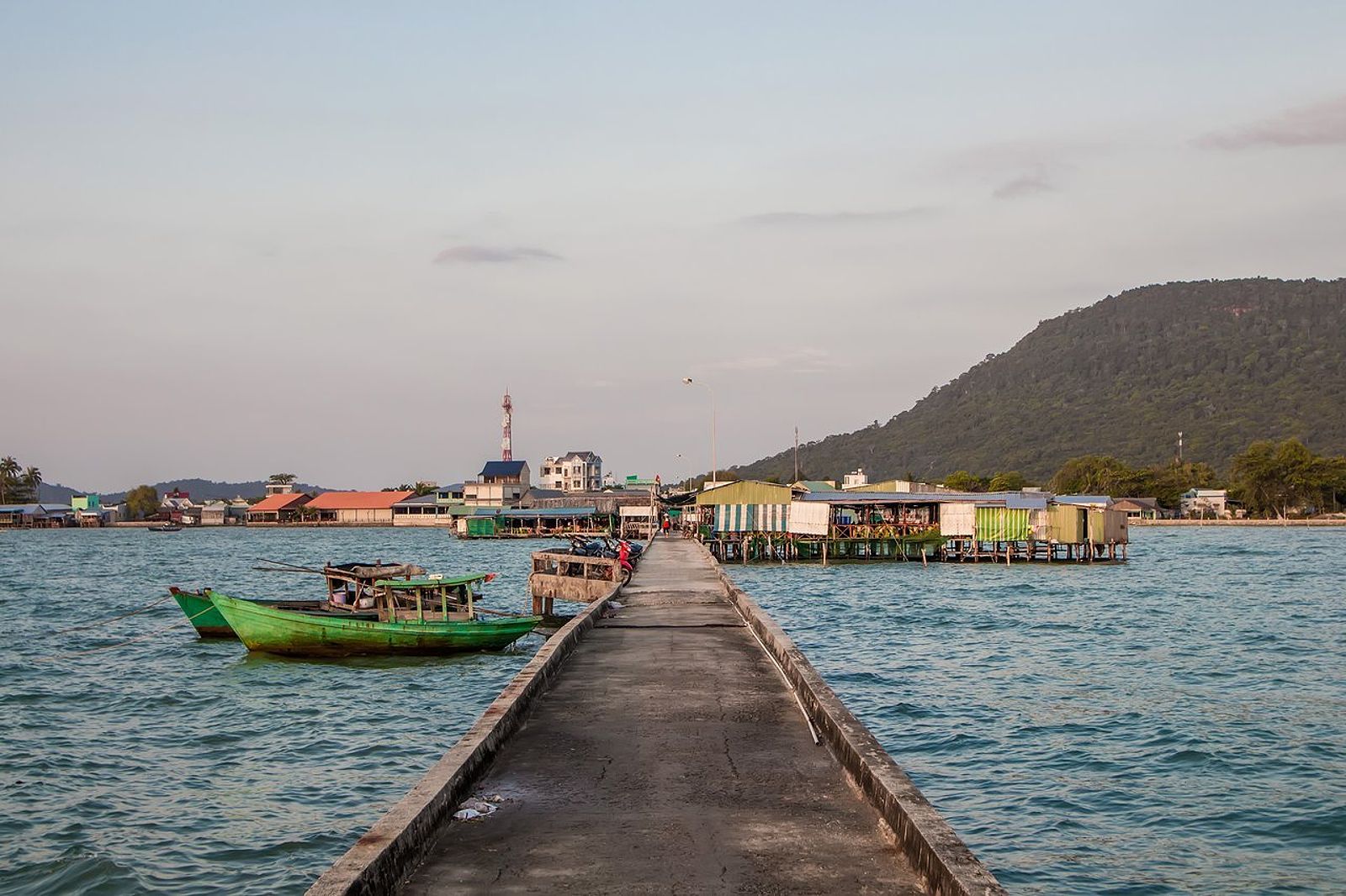 Kinh nghiệm du lịch Phú Quốc: Làng chài Hàm Ninh yên bình và hoang sơ