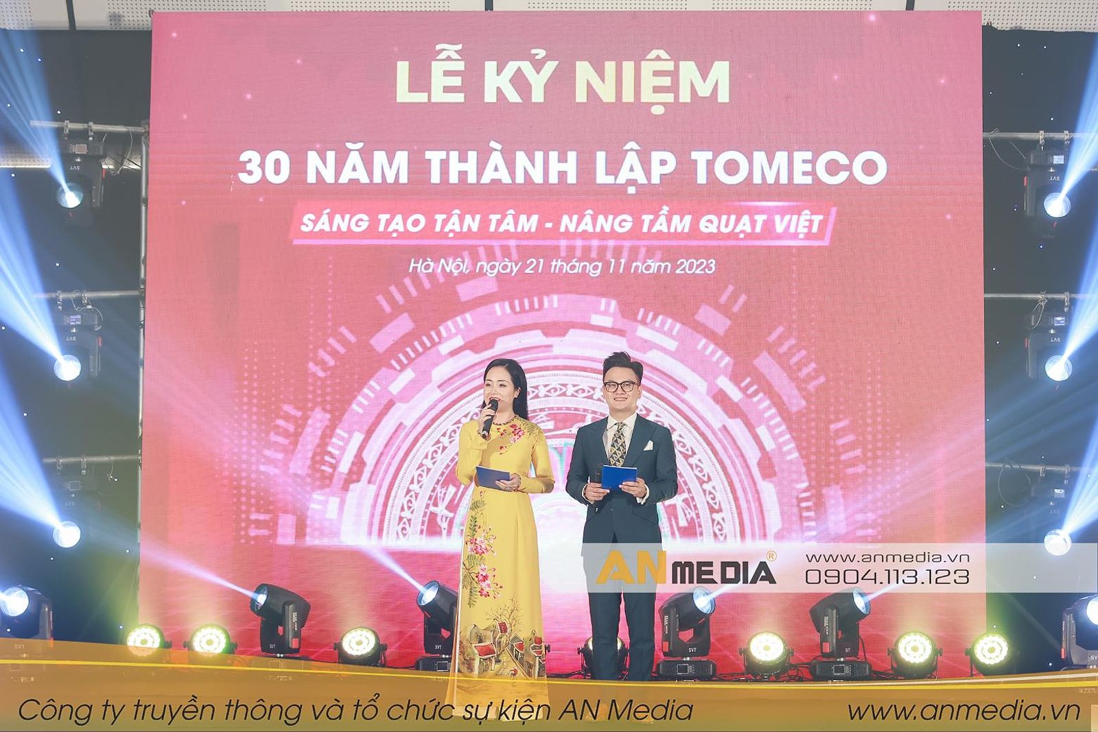 MC Lưu Bích Hường và MC Đại Dương trong chương trình Lễ kỷ niệm 30 năm thành lập Công ty Cổ phần Cơ điện TOMECO.