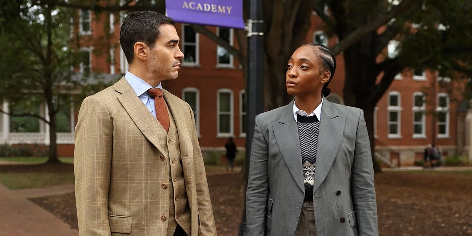 Gina Rodriguez and Ramón Rodríguez on set