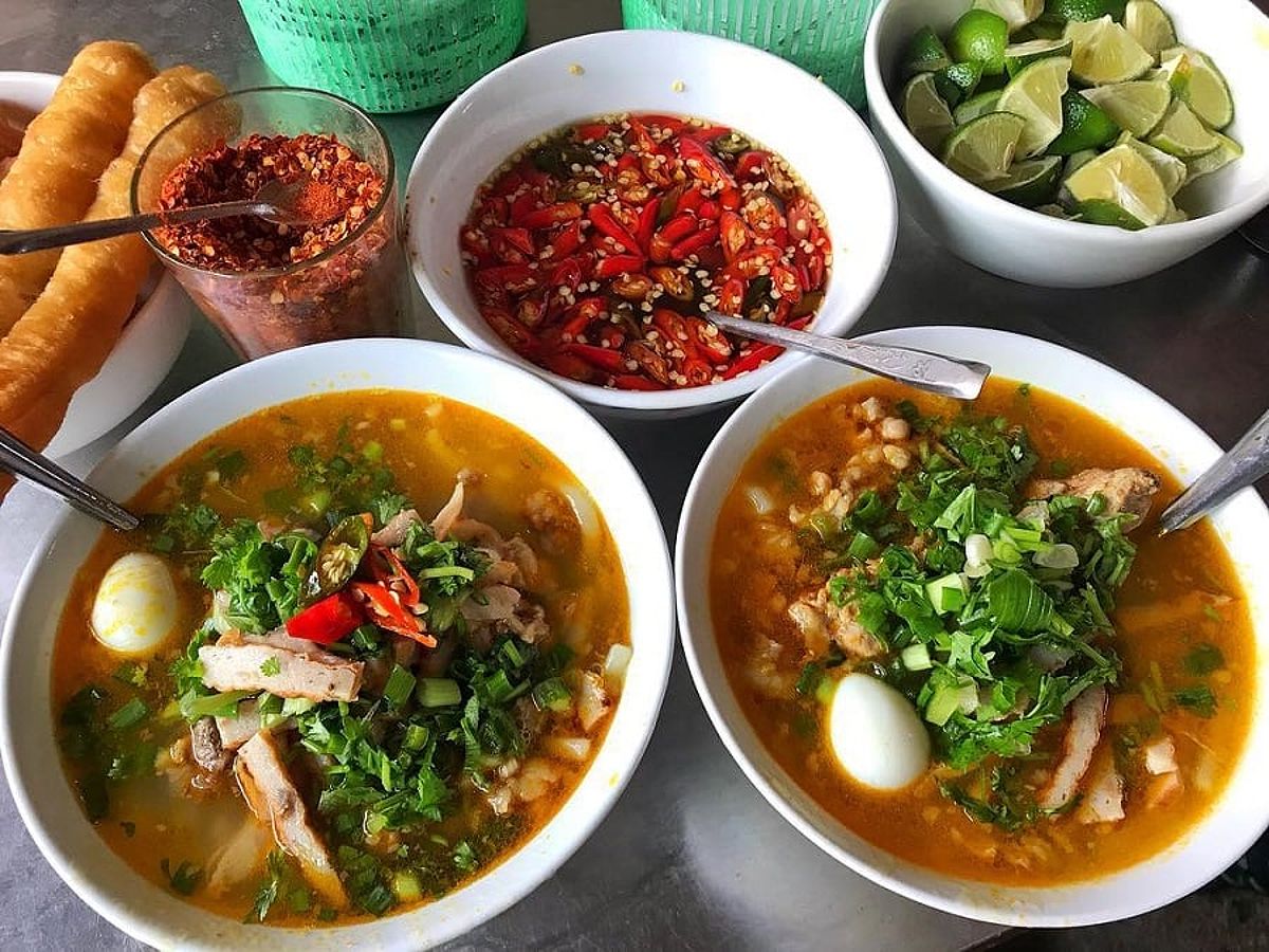 Bánh canh Đà Nẵng đa dạng topping và hương vị độc đáo, là món ăn khuya dễ ăn và hấp dẫn. (Ảnh: Sưu tầm)