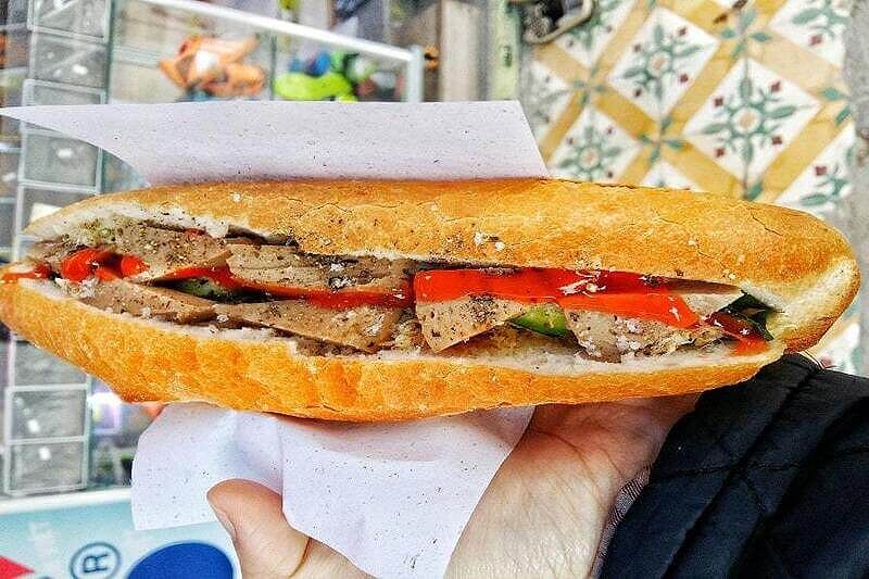 Bánh mì Ông Tý, dù có cách làm đơn giản, vẫn mang hương vị đặc trưng với chả thơm ngon, khác biệt so với các tiệm bánh mì khác.