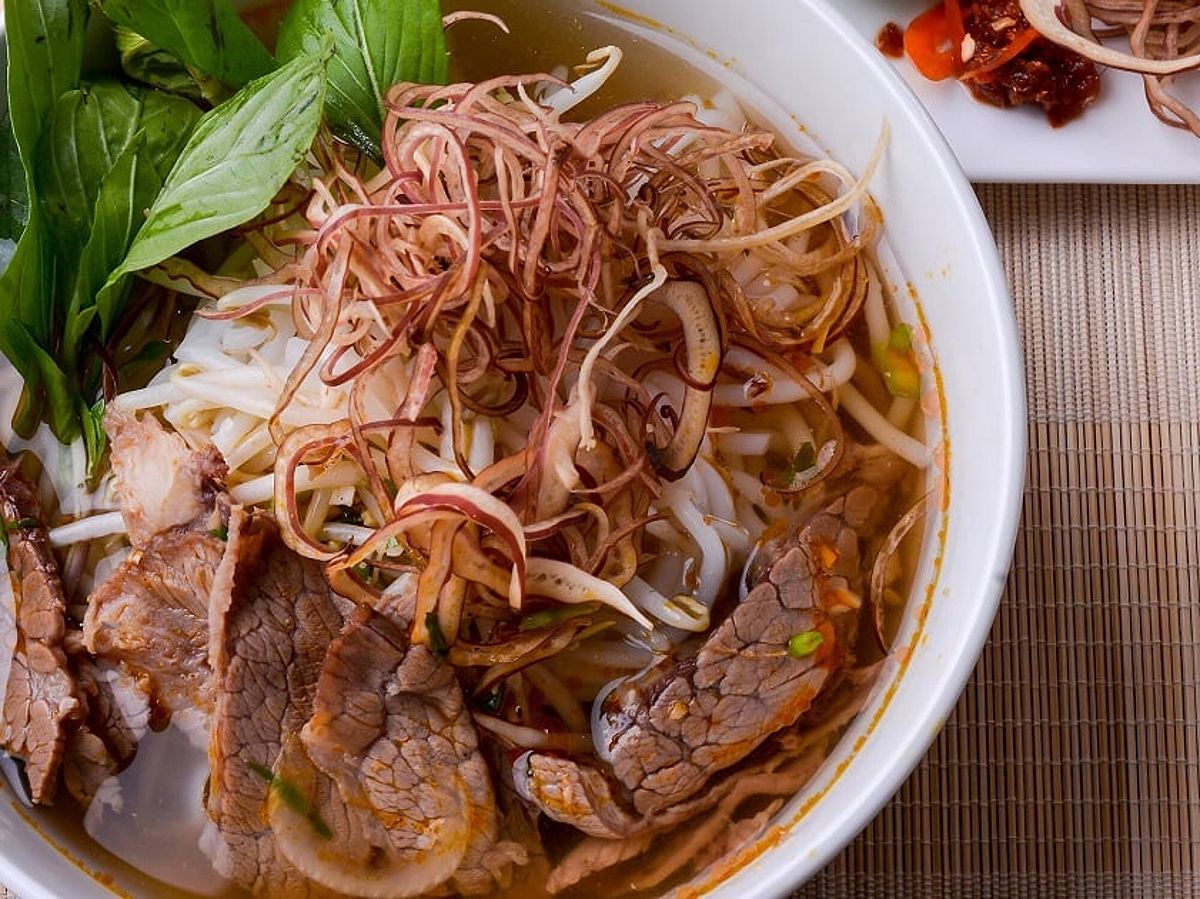 Bún bò là món ăn khuya lý tưởng ở Đà Nẵng, với nước dùng đậm đà và topping phong phú, giúp bạn no bụng vào đêm muộn. (Ảnh: Sưu tầm)