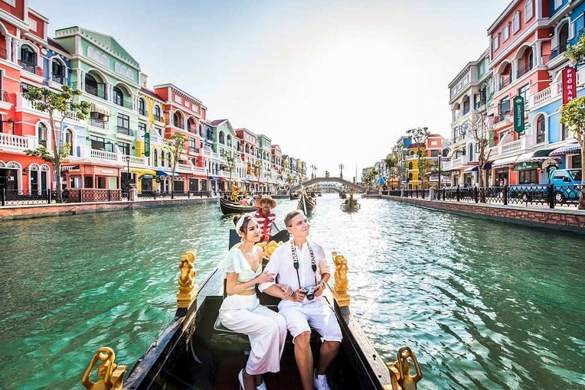 Du ngoạn trên kênh đào Venice tại Grand World Phú Quốc